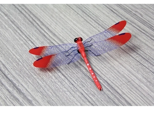 Vue détaillée du magnet libellule 3D 14cm avec corps rouge et ailes violettes nervurées