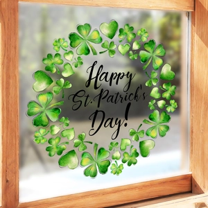 St. Patrick's Day Fensteraufkleber mit grünem Kleeblattkranz auf Glasoberfläche