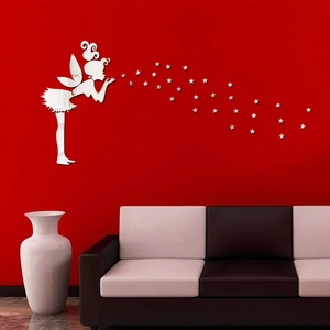 Détail macro du sticker mural fée en acrylique argenté avec étoiles à effet miroir