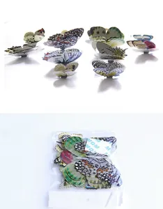 Détail de stickers muraux papillons 3D avec pastilles adhésives et emballage de vente