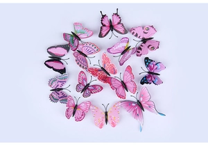 Dettaglio di 12 farfalle decorative 3D rosa in dimensioni miste con motivi realistici