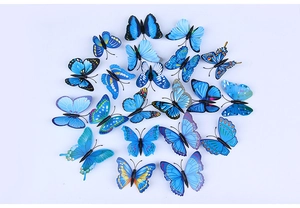 Dettaglio di vari adesivi a farfalla 3D blu disposti in una composizione circolare