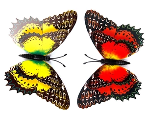 Vue macro de stickers papillons 3D double couche magnétiques en tons jaune et rouge