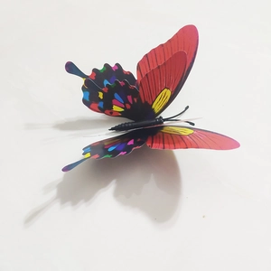 Détail du papillon 3D magnétique de 15 cm, ailes double couche rouge et multicolore