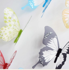 Vista macro di adesivi murali a farfalla 3D decorativi con paillettes argentate