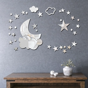 Detalle de los adhesivos de pared espejo de acrílico plateado con luna y estrellas