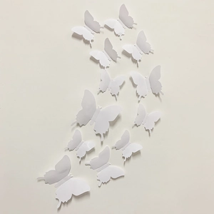 Vue détaillée de stickers muraux papillons 3D blancs en PVC avec des ailes pliables