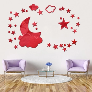 Detalle de pegatinas de pared de luna y estrellas en acrílico rojo espejo en salón moderno