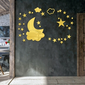 Detalle de adhesivos de pared de espejo acrílico dorado con luna y nubes DIY