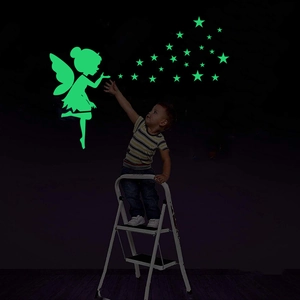 Stickers muraux fée et étoiles lumineuses brillant en vert dans une chambre d'enfant