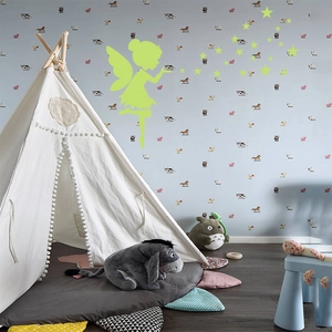 Kit stickers muraux fée et étoiles luminescents brillant dans une chambre d'enfant