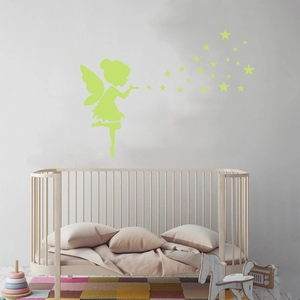 Sticker mural fée lumineuse avec étoiles dans une chambre d'enfant douillette
