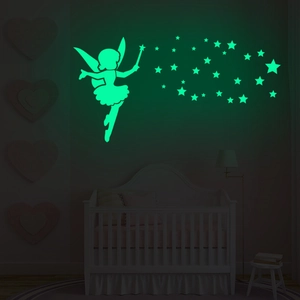 Adesivi murali con fata e stelle luminose che brillano di verde in camera dei bambini