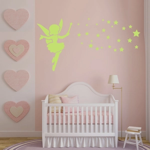 Adesivi murali luminosi con fata e stelle in una cameretta per bambini rosa e accogliente