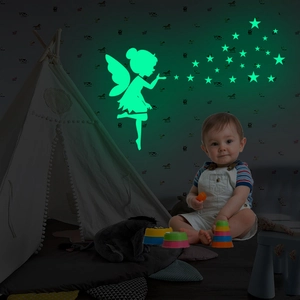 Stickers muraux fée et étoiles luminescents brillant en vert dans une chambre