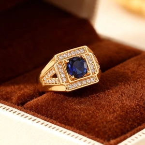 Luxuriöser Goldring für Herren mit tiefblauem Zirkon und funkelndem Doppel-Halo
