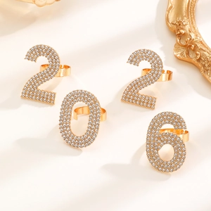 Detail van 2026 glitter gouden ringen set met fonkelende zirkoon en open ontwerp