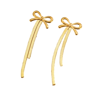 Detailansicht goldener Schleifenohrringe mit langen Schlangenkettchen-Quasten in Gold