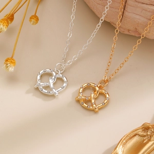 Collane a forma di cuore pretzel in oro e argento con brillanti pietre di zircone