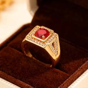 Nahaufnahme eines Herrenrings in Gold mit quadratischem rotem Edelstein und Zirkonia