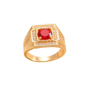 Detailansicht eines Herrenrings aus Gold mit rotem Hauptstein und Zirkonia-Besatz