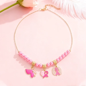 Gros plan des pendentifs ruban rose et perles sur chaîne dorée pour le cancer du sein