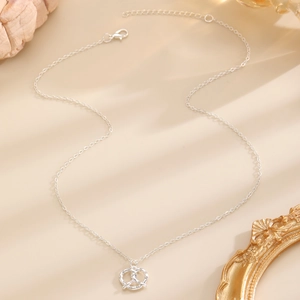 Elegante collana a nodo pretzel in argento con cristalli di zircone e catena regolabile