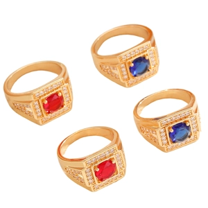 Detailansicht luxuriöser Herrenringe in Gold mit roten und blauen Zirkonia-Steinen