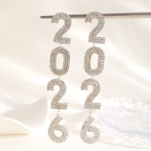 Detail van zilveren 2026 hangoorbellen met fonkelende strassteentjes voor feesten