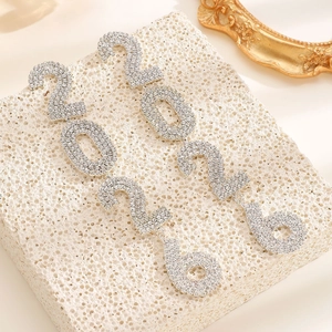 Detail van 2026 hangende oorbellen met schitterende witte strass-steentjes voor Nieuwjaar