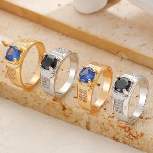 Makro-Detail von Herrenringen mit blauem und schwarzem Zirkon in Gold- und Silberoptik