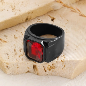 Detail eines Herren-Punk-Rings in Schwarz mit großem rotem Zirkonia auf Stein