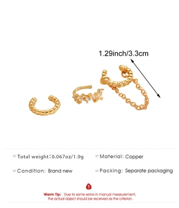 Detalle del conjunto de tres earcuffs dorados de cobre con cadenas y circonitas finas