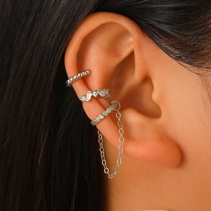 Set de pendientes de clip plateados con circonitas y cadena de estilo minimal