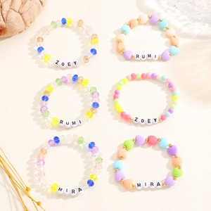 Detalle de pulseras elásticas de cuentas K-POP con cuentas de letras personalizadas en blanco