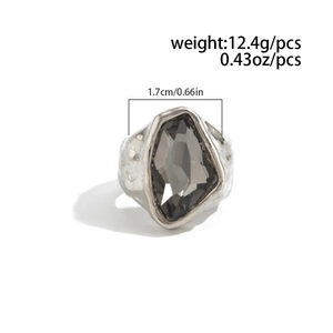 Dettaglio di un anello in argento vintage con pietra grigia e larghezza di 1,7 cm