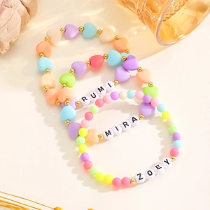 Set de pulseras elásticas K-POP con cuentas de colores de corazones y charms de nombres