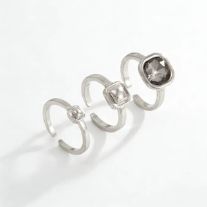 Set di tre anelli in argento con cornici geometriche e grande cristallo quadrato grigio scuro