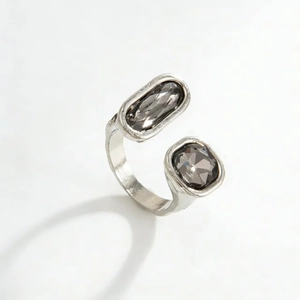 Anello regolabile argento con cristalli neri geometrici quadrati e rettangolari