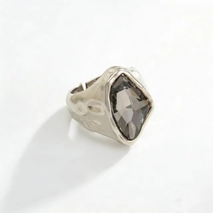 Dettaglio anello vintage argento martellato con grande cristallo nero a forma di rombo