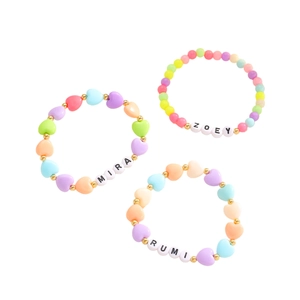 Set de tres pulseras de cuentas de colores con corazones y letras K-POP para mujer
