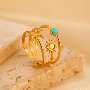 Macro-opname van 18K vergulde hemelse ring met zon, maan, sterren en blauwe turkoois