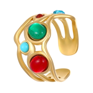 Macro-opname van 18K vergulde brede armband met kleurrijke edelstenen en textuur