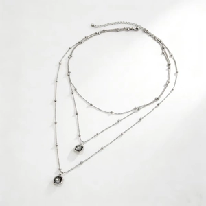 Collana a tre strati d'argento con ciondoli quadrati in pietra acrilica nera