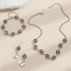 Dettaglio del set gioielli in argento 3 pezzi con pietre quadrate grigio fumo