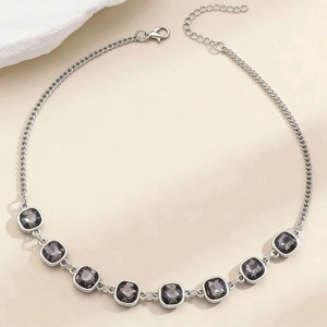 Dettaglio della collana di moda con otto pendenti quadrati in acrilico nero e chiusura a moschettone