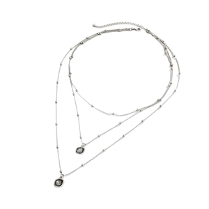 Collana multifilo argentata a palline con pendenti in pietra quadrata grigio scuro
