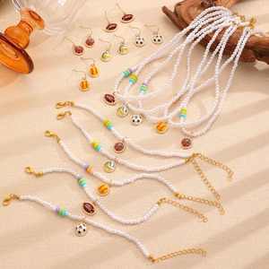 Parure de bijoux en perles sportives avec perles colorées et pendentifs de ballons variés