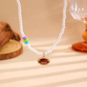 Vue détaillée du collier de perles avec perles colorées et pendentif de rugby doré