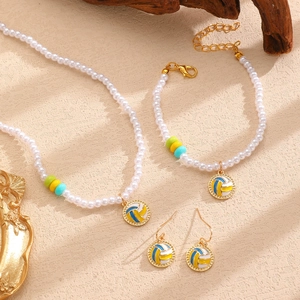Ensemble détaillé de collier, bracelet et boucles d'oreilles en perles avec volley-ball